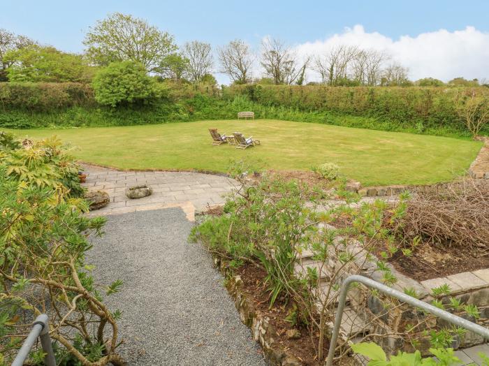 Gilly Skyber, Mawgan, Cornwall, off-road parking, dog-friendly, enclosed garden, underfloor heating.