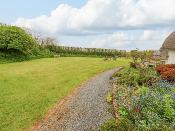 Gilly Skyber, Mawgan, Cornwall, off-road parking, dog-friendly, enclosed garden, underfloor heating.