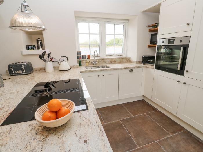 Gilly Skyber, Mawgan, Cornwall, off-road parking, dog-friendly, enclosed garden, underfloor heating.