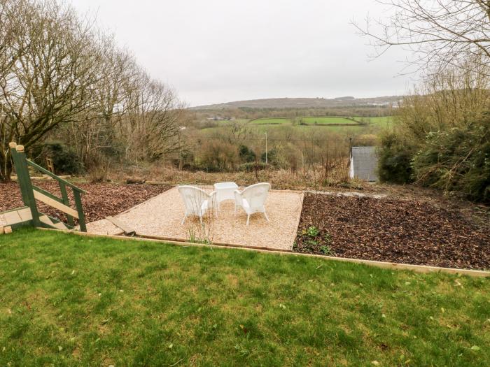 Dyffryn Lodge, Drefach, Carmarthenshire, romantic, rural views, woodburning stove, studio-style,1bed