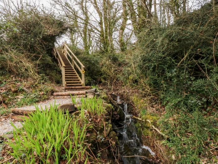 Dyffryn Lodge, Drefach, Carmarthenshire, romantic, rural views, woodburning stove, studio-style,1bed