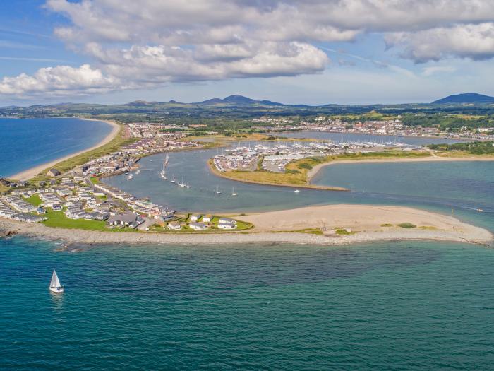 Hillside Apartment is in Pwllheli, Gwynedd. One-bedroom apartment, ideal for couples. Close to beach