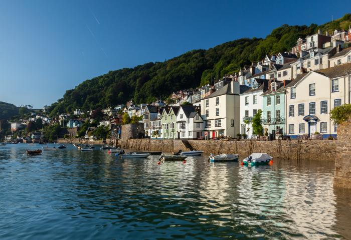 44 Above Town Dartmouth, Devon. Smart TV. Parking available. Enclosed garden. River view. Near beach