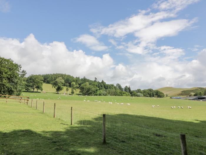 Trefoil Cottage, Blyth Bridge near West Linton, Scottish Borders. Hot tub. Garden. Off-road parking.