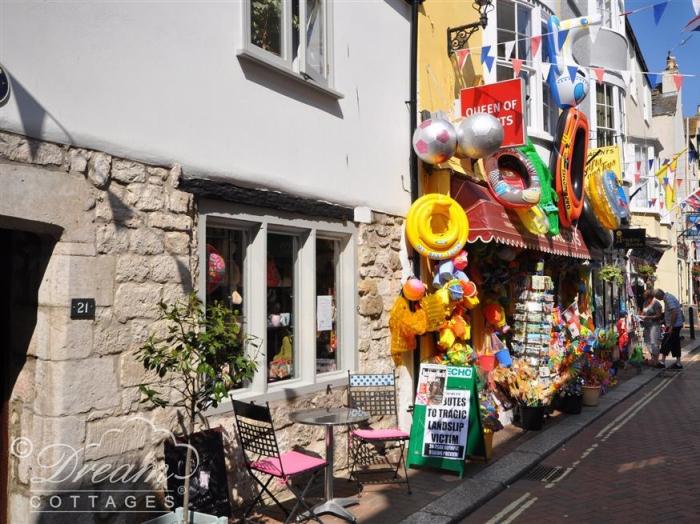 Admiral's Quarter Apartment 5 in Weymouth, Dorset. Off-road parking. Close to a beach and AONB. 2bed