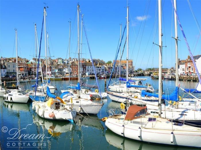 Admiral's Quarter Apartment 5 in Weymouth, Dorset. Off-road parking. Close to a beach and AONB. 2bed