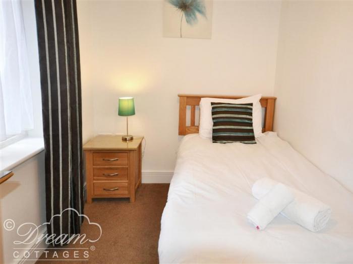 Admiral's Quarter Apartment 5 in Weymouth, Dorset. Off-road parking. Close to a beach and AONB. 2bed