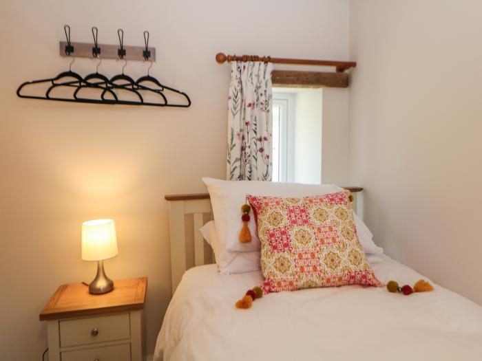 Rose Cottage is in Buxton, Derbyshire, Peak District, off-road parking, TV, in a National Park, 2bed