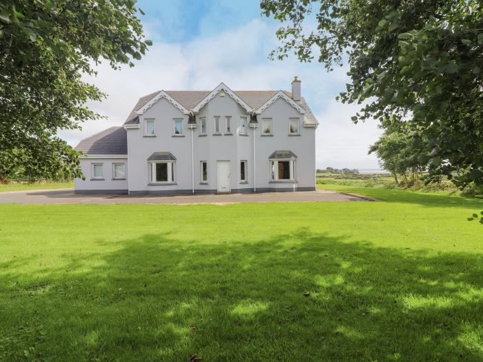 Cloughoge House, Kilrush, County Clare. Close to amenities. Near beach. Sea views. En-suite bedrooms