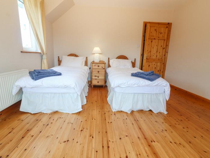 Cloughoge House, Kilrush, County Clare. Close to amenities. Near beach. Sea views. En-suite bedrooms