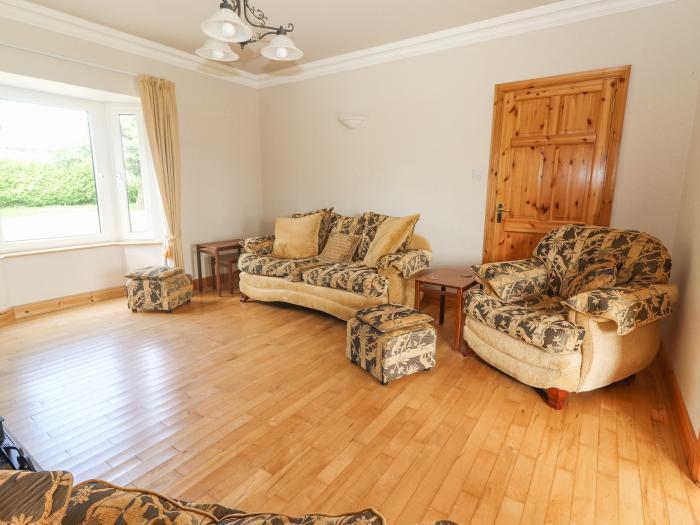 Cloughoge House, Kilrush, County Clare. Close to amenities. Near beach. Sea views. En-suite bedrooms