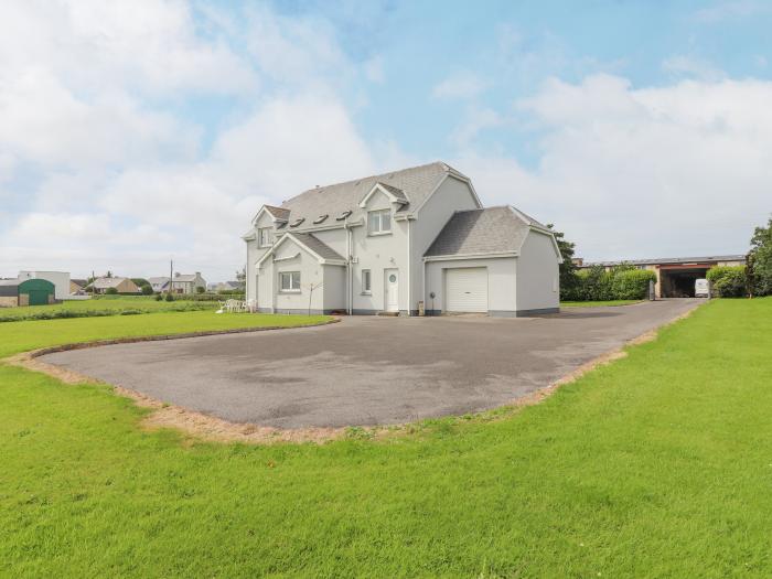 Cloughoge House, Kilrush, County Clare. Close to amenities. Near beach. Sea views. En-suite bedrooms