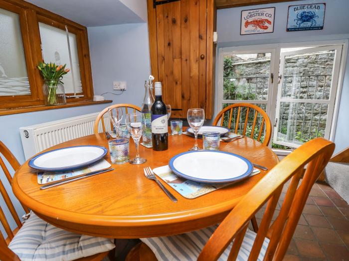 Riverdance Cottage, Lyme Regis, Dorset, Jurassic Coast. Close to amenities. Serene location. 2 beds.