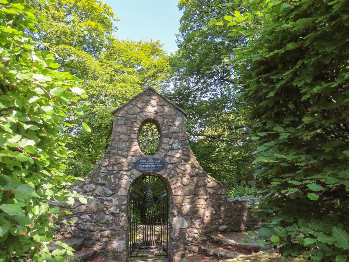 Ty Eiddew (Ivy Cottage), is near Criccieth in Gwynedd. Pet-friendly. Lawned garden. Roadside parking