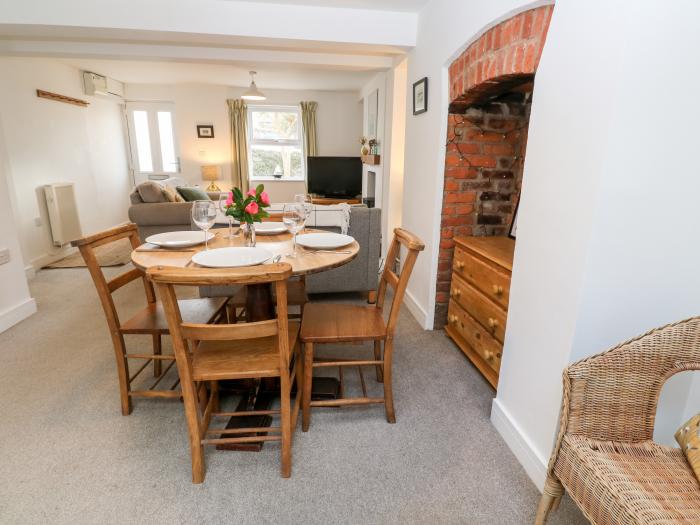 6a Lemon Hill, Mylor Bridge, Cornwall, Woodburning Stove, Smart TV, Summer House, WiFi, Pet-friendly