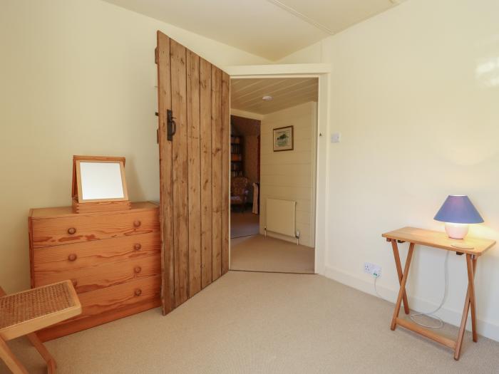 Quaker Cottage is in Milton-Under-Wychwood, Oxfordshire. Three-bedroom, traditional cottage. Family.