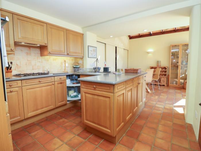 Quaker Cottage is in Milton-Under-Wychwood, Oxfordshire. Three-bedroom, traditional cottage. Family.