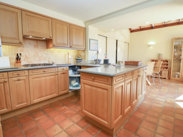 Quaker Cottage is in Milton-Under-Wychwood, Oxfordshire. Three-bedroom, traditional cottage. Family.