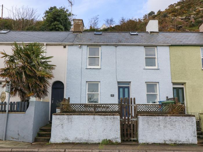 Dolafon, Pwllheli, Gwynedd. Central location near coast and amenities. Dog-friendly. Enclosed garden