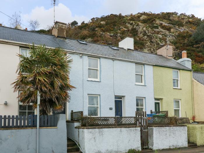 Dolafon, Pwllheli, Gwynedd. Central location near coast and amenities. Dog-friendly. Enclosed garden