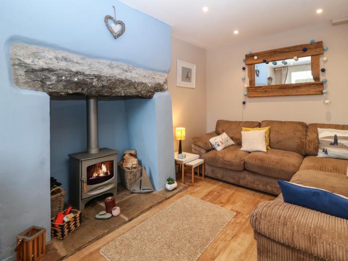 Dolafon, Pwllheli, Gwynedd. Central location near coast and amenities. Dog-friendly. Enclosed garden