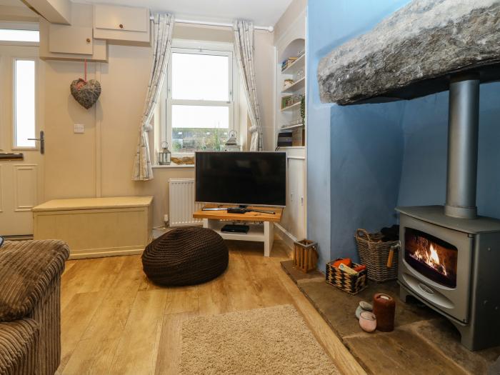 Dolafon, Pwllheli, Gwynedd. Central location near coast and amenities. Dog-friendly. Enclosed garden