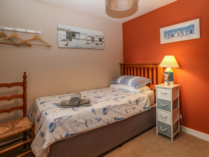 Dolafon, Pwllheli, Gwynedd. Central location near coast and amenities. Dog-friendly. Enclosed garden