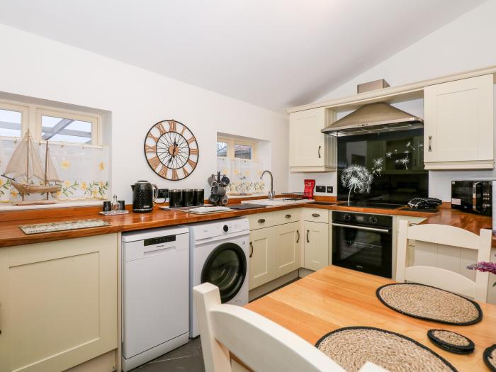 Butterfly Cottage, Maltby le Marsh, Mablethorpe, Lincolnshire. Parking. Pets. Woodburner. TV. 2 beds