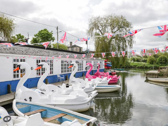 Wharf Cottage, Lechlade-On-Thames, Gloucestershire. Smart TV. Close to a river. Near an AONB. Garden