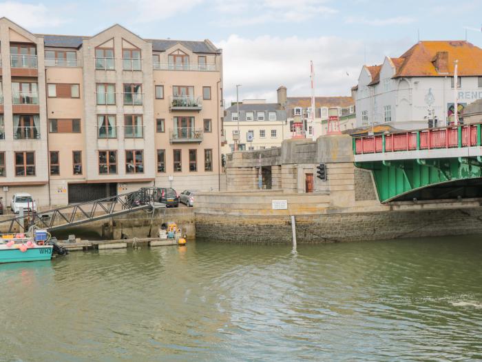 Bridge House, Weymouth, Dorset, central location, near an AONB, close to amenities and beach, 2-bed.