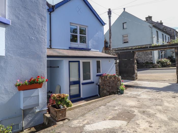 Ty Post, Newport, Pembrokeshire. Near National Park. Off-road parking. Close to amenities and beach.