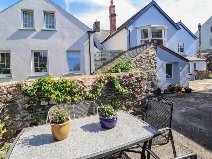 Ty Post, Newport, Pembrokeshire. Near National Park. Off-road parking. Close to amenities and beach.