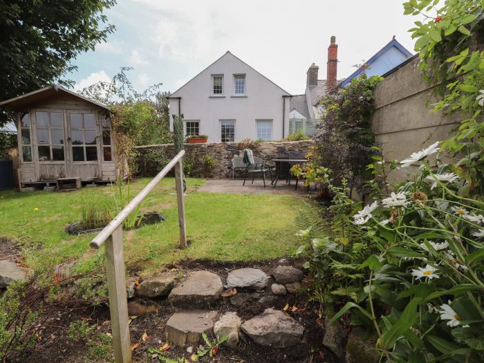 Ty Post, Newport, Pembrokeshire. Near National Park. Off-road parking. Close to amenities and beach.