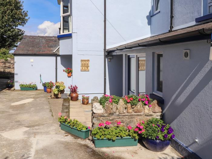 Ty Post, Newport, Pembrokeshire. Near National Park. Off-road parking. Close to amenities and beach.