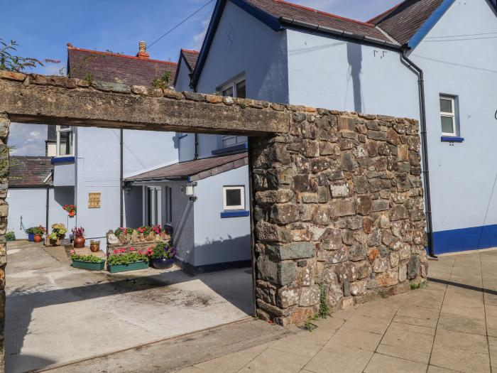 Ty Post, Newport, Pembrokeshire. Near National Park. Off-road parking. Close to amenities and beach.