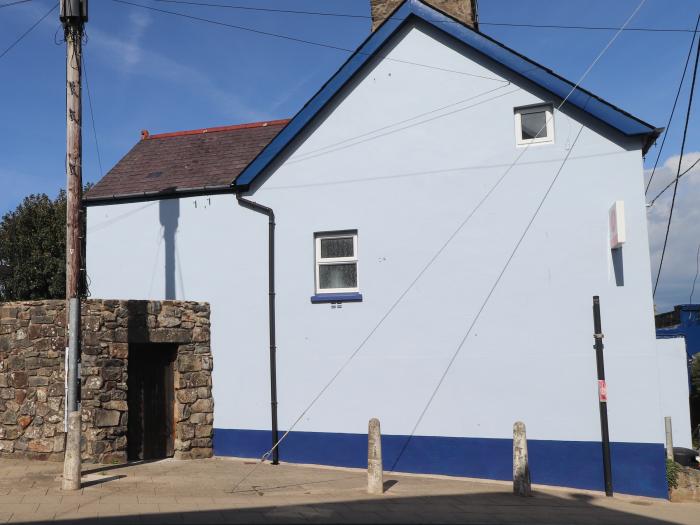 Ty Post, Newport, Pembrokeshire. Near National Park. Off-road parking. Close to amenities and beach.