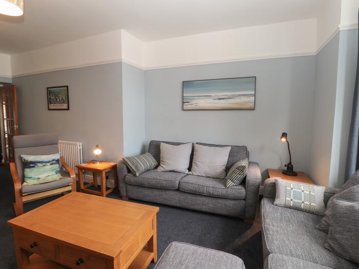 Ty Post, Newport, Pembrokeshire. Near National Park. Off-road parking. Close to amenities and beach.