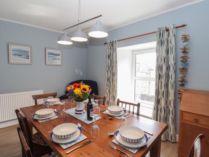 Ty Post, Newport, Pembrokeshire. Near National Park. Off-road parking. Close to amenities and beach.