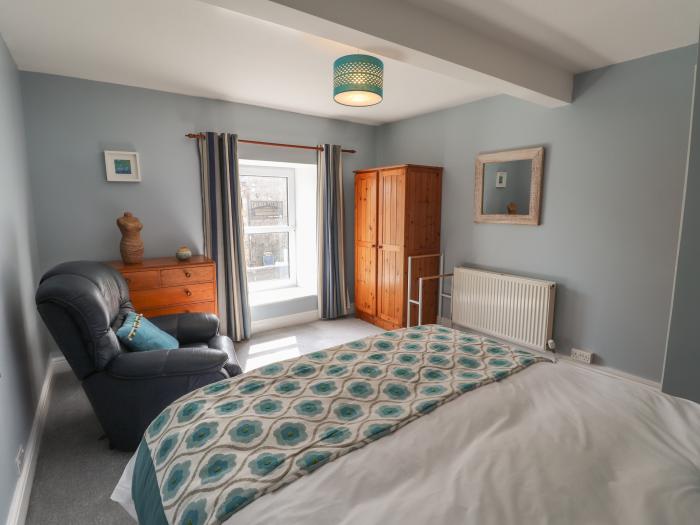 Ty Post, Newport, Pembrokeshire. Near National Park. Off-road parking. Close to amenities and beach.