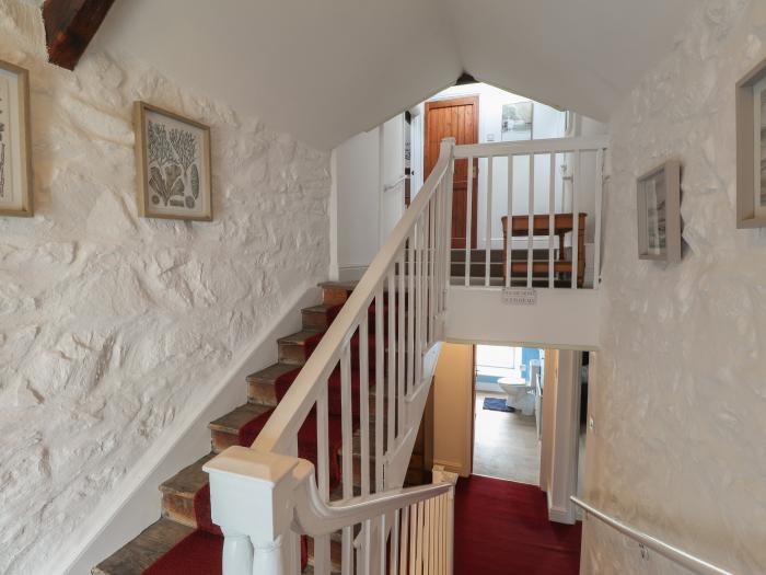 Ty Post, Newport, Pembrokeshire. Near National Park. Off-road parking. Close to amenities and beach.