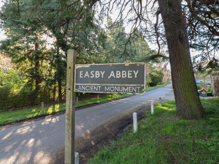 Fuschia Cottage in Easby, Richmond, North Yorkshire. Off-road parking. Woodburning stove. Open plan.