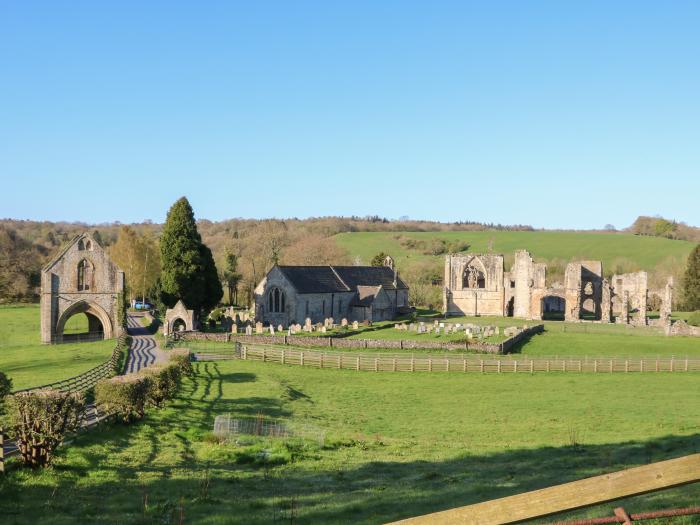 Fuschia Cottage in Easby, Richmond, North Yorkshire. Off-road parking. Woodburning stove. Open plan.