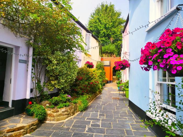 Pear Tree Cottage, Appledore, Devon. Close to a river and beach. Pet-friendly. Close to a pub. Oven.