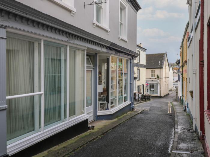 Pear Tree Cottage, Appledore, Devon. Close to a river and beach. Pet-friendly. Close to a pub. Oven.