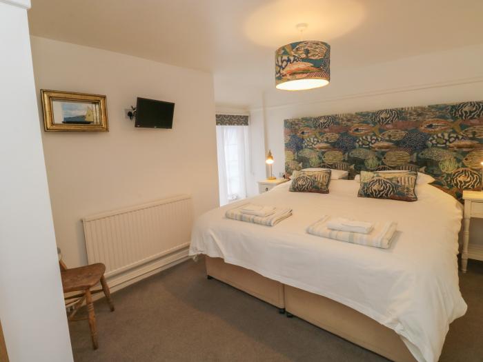 Pear Tree Cottage, Appledore, Devon. Close to a river and beach. Pet-friendly. Close to a pub. Oven.