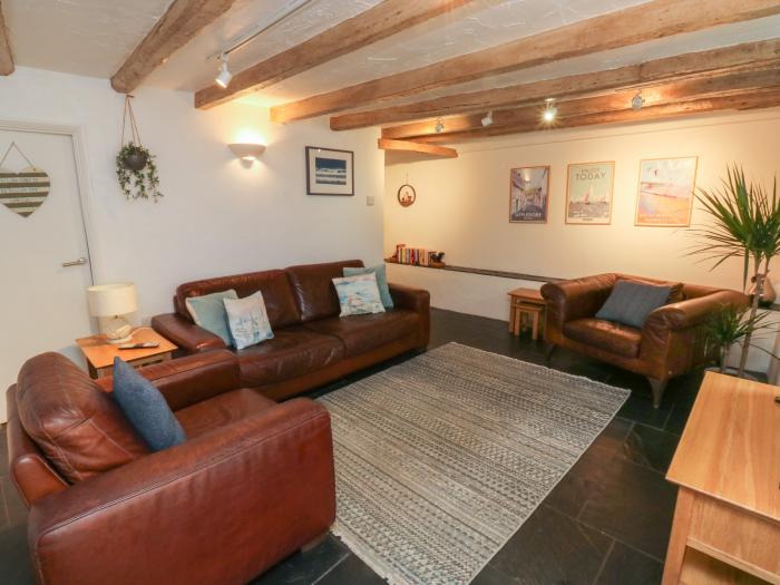 Pear Tree Cottage, Appledore, Devon. Close to a river and beach. Pet-friendly. Close to a pub. Oven.