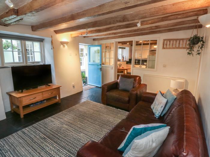 Pear Tree Cottage, Appledore, Devon. Close to a river and beach. Pet-friendly. Close to a pub. Oven.