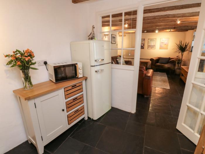 Pear Tree Cottage, Appledore, Devon. Close to a river and beach. Pet-friendly. Close to a pub. Oven.