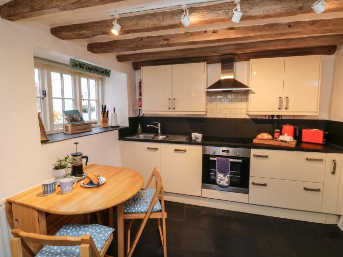 Pear Tree Cottage, Appledore, Devon. Close to a river and beach. Pet-friendly. Close to a pub. Oven.