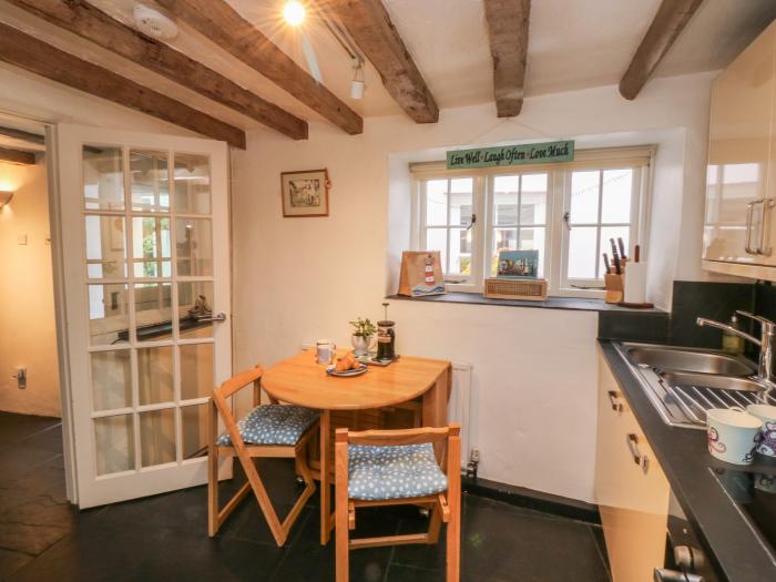 Pear Tree Cottage, Appledore, Devon. Close to a river and beach. Pet-friendly. Close to a pub. Oven.